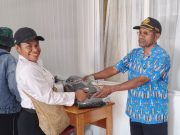 Inspektur Deiyai Bagikan Pakaian Dinas dan Atribut kepada Seluruh Pegawai Inspektorat