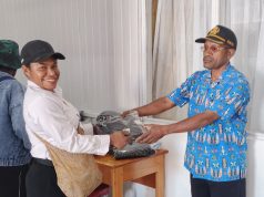 Inspektur Deiyai Bagikan Pakaian Dinas dan Atribut kepada Seluruh Pegawai Inspektorat