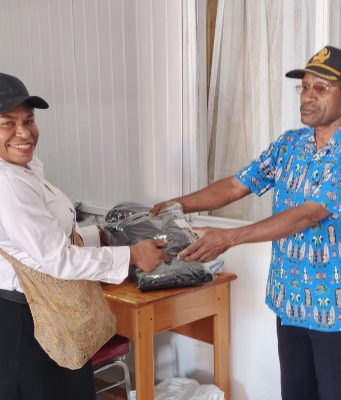 Inspektur Deiyai Bagikan Pakaian Dinas dan Atribut kepada Seluruh Pegawai Inspektorat