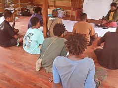 Direktur WALHI Papua Warnai Ancaman Krisis Pangan di Nabire Akibat Karhutla dan Perubahan Iklim Direktur Walhi Papua Primus Peuki Saat Memberikan Materi Terkai Literasi Ekologi kepada pengusu Rumah Inspirasi Kebadabi - Doc. tiiruu.com