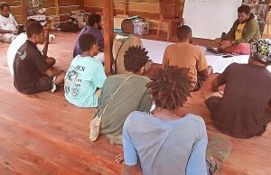 Direktur WALHI Papua Warnai Ancaman Krisis Pangan di Nabire Akibat Karhutla dan Perubahan Iklim Direktur Walhi Papua Primus Peuki Saat Memberikan Materi Terkai Literasi Ekologi kepada pengusu Rumah Inspirasi Kebadabi - Doc. tiiruu.com
