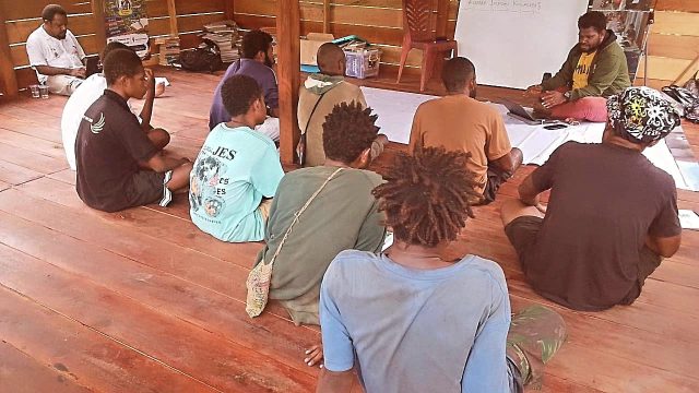 WhatsApp Image 2026-09-19 at 12.54.58 Direktur Walhi Papua Primus Peuki Saat Memberikan Materi Terkai Literasi Ekologi kepada pengusu Rumah Inspirasi Kebadabi - Doc. tiiruu.com