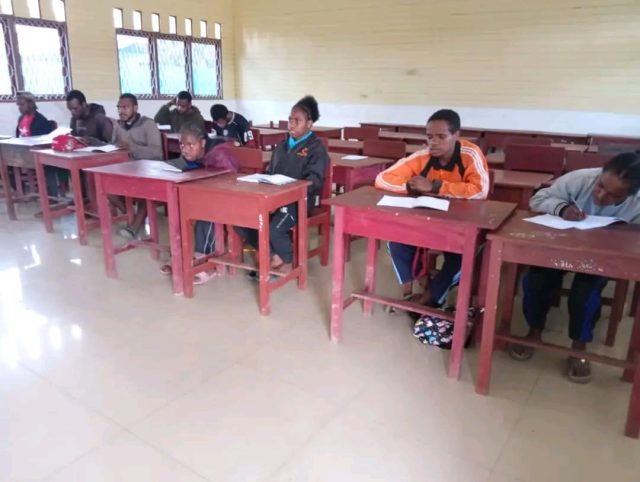 WhatsApp Image 2026-09-20 at 08.49.55 Yayasan Honai Peduli Cerdas (YHPC) Kabupaten Deiyai mulai melaksanakan kegiatan belajar mengajar tatap muka perdana bagi peserta kursus nonformal pada Sabtu, 19 September 2026 -Doc. TIIRUU.COM