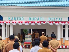 Bupati Deiyai Tegaskan TPP Berdasarkan Kehadiran Apel, ASN Diminta Disiplin dan Bekerja Sesuai Tupoksi Bupati Deiyai Melkianus Mote memimpin apel gabungan Aparatur Sipil Negara (ASN) di halaman Kantor Bupati Deiyai, Senin (21/9/2026) - Doc, tiiruu.com
