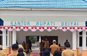 Bupati Deiyai Tegaskan TPP Berdasarkan Kehadiran Apel, ASN Diminta Disiplin dan Bekerja Sesuai Tupoksi Bupati Deiyai Melkianus Mote memimpin apel gabungan Aparatur Sipil Negara (ASN) di halaman Kantor Bupati Deiyai, Senin (21/9/2026) - Doc, tiiruu.com
