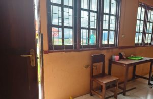 Kantor Disperindag Deiyai Dibobol, Jatah Beras ASN dan CPNS 2,75 Ton Hilang Tampak Kantor Dinas Perindustrian dan Perdagangan (Disperindag) Kabupaten Deiyai diduga menjadi sasaran pembobolan dan pencurian pada malam hari