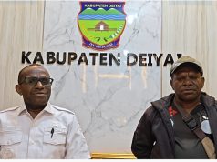Janji Gubernur Meki Nawipa Direalisasikan, Rp100 Juta untuk 10 Perahu Nelayan Lokal Deiyai Bupati Deiyai Melkianus Mote bersama pengrajin perahu lokal, Frei Mote, saat menyampaikan realisasi bantuan Rp100 juta untuk pembuatan 10 perahu nelayan lokal di Kampung Mu Gouda, Distrik Tigi, Kabupaten Deiyai, Rabu (23/9/2026). Dukungan tersebut merupakan tindak lanjut komitmen Gubernur Papua Tengah Meki Nawipa dalam mendorong pengembangan keterampilan dan ekonomi masyarakat berbasis potensi lokal Danau Tigi - Doc. Tiiruu.com