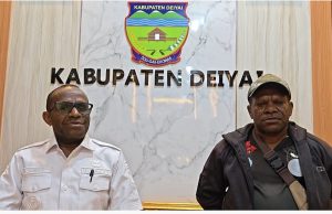 Janji Gubernur Meki Nawipa Direalisasikan, Rp100 Juta untuk 10 Perahu Nelayan Lokal Deiyai Bupati Deiyai Melkianus Mote bersama pengrajin perahu lokal, Frei Mote, saat menyampaikan realisasi bantuan Rp100 juta untuk pembuatan 10 perahu nelayan lokal di Kampung Mu Gouda, Distrik Tigi, Kabupaten Deiyai, Rabu (23/9/2026). Dukungan tersebut merupakan tindak lanjut komitmen Gubernur Papua Tengah Meki Nawipa dalam mendorong pengembangan keterampilan dan ekonomi masyarakat berbasis potensi lokal Danau Tigi - Doc. Tiiruu.com