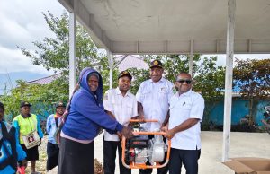 Bupati Deiyai Soroti Pemerataan Bantuan, Tiga Kelompok Terima Mesin Pompa Air Pemerintah Kabupaten Deiyai melalui Dinas Pertanian menyerahkan bantuan alat dan mesin pertanian (alsintan) berupa mesin pompa air YXA Titanium 3 Inch kepada tiga kelompok penerima bantuan di Kabupaten Deiyai, Rabu (23/9/2026).