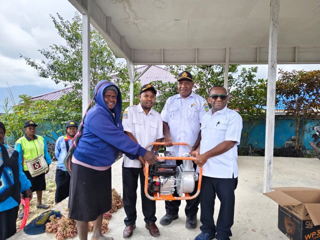 Pemerintah Kabupaten Deiyai melalui Dinas Pertanian menyerahkan bantuan alat dan mesin pertanian (alsintan) berupa mesin pompa air YXA Titanium 3 Inch kepada tiga kelompok penerima bantuan di Kabupaten Deiyai, Rabu (23/9/2026).
