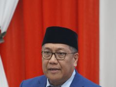 Gubernur Meki Nawipa: Regulasi Papua Tengah Harus Berpihak pada Rakyat dan OAP Plh. Sekertaris DPR PT dr. Siliwanus Soemole mewakili Gubernur Papua Tengah Meki Nawipa menyampaikan sambutan dalam Rapat Paripurna DPR Papua Tengah pada pembukaan pembahasan Raperdasi dan Raperdasus Provinsi Papua Tengah, di Nabire, Senin (5/10/2026). Nawipa menegaskan regulasi daerah harus menjadi instrumen perlindungan hak Orang Asli Papua dan masyarakat hukum adat serta memastikan OAP menjadi subjek utama pembangunan di tanahnya sendiri, Senin (15/10/2026)