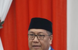 Gubernur Meki Nawipa: Regulasi Papua Tengah Harus Berpihak pada Rakyat dan OAP Plh. Sekertaris DPR PT dr. Siliwanus Soemole mewakili Gubernur Papua Tengah Meki Nawipa menyampaikan sambutan dalam Rapat Paripurna DPR Papua Tengah pada pembukaan pembahasan Raperdasi dan Raperdasus Provinsi Papua Tengah, di Nabire, Senin (5/10/2026). Nawipa menegaskan regulasi daerah harus menjadi instrumen perlindungan hak Orang Asli Papua dan masyarakat hukum adat serta memastikan OAP menjadi subjek utama pembangunan di tanahnya sendiri, Senin (15/10/2026)