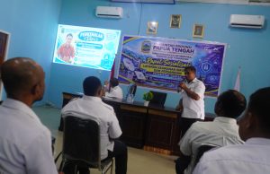Kominfo Papua Tengah Sosialisasikan Keamanan Informasi dan Persandian, ASN Diminta Waspadai Ancaman Siber Kepala Bidang Persandian Dinas Komunikasi, Informatika, Statistik dan Persandian Provinsi Papua Tengah, Hermetus Rumayaan, menyampaikan materi dalam kegiatan Sosialisasi Penyediaan Keamanan Informasi dan Persandian Pemerintah Daerah di Nabire, Papua Tengah, 14–16 Oktober 2026. Kegiatan ini bertujuan meningkatkan pemahaman dan kesadaran aparatur pemerintah daerah dalam melindungi data, mengantisipasi ancaman siber, serta memperkuat keamanan informasi dan layanan digital pemerintahan. Foto: Dokumentasi kegiatan Kominfo Papua Tengah/Tiiruu.com