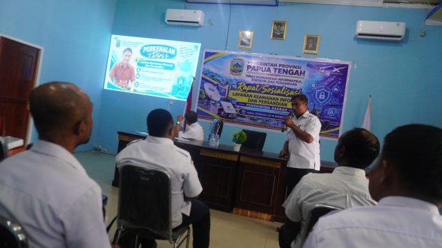 Kepala Bidang Persandian Dinas Komunikasi, Informatika, Statistik dan Persandian Provinsi Papua Tengah, Hermetus Rumayaan, menyampaikan materi dalam kegiatan Sosialisasi Penyediaan Keamanan Informasi dan Persandian Pemerintah Daerah di Nabire, Papua Tengah, 14–16 Oktober 2026. Kegiatan ini bertujuan meningkatkan pemahaman dan kesadaran aparatur pemerintah daerah dalam melindungi data, mengantisipasi ancaman siber, serta memperkuat keamanan informasi dan layanan digital pemerintahan. Foto: Dokumentasi kegiatan Kominfo Papua Tengah/Tiiruu.com