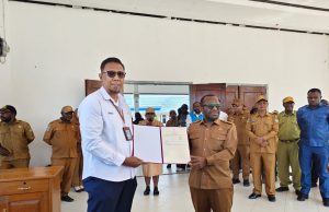 Bupati Deiyai Tegas: “Semua Rumah di Deiyai Harus Masuk Listrik”, Tiga Pemda Serahkan Sertifikat ke PLN