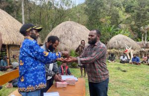 Kepala Kampung Yogonima Beri Beasiswa untuk 4 Mahasiswa ISBI Tanah Papua Demi Pendidikan Adat