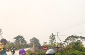 Dinkes Deiyai Perluas Pembagian Masker ke Sekolah dan Masyarakat, Warga Diimbau Kurangi Aktivitas di Luar Rumah Dinas Kesehatan (Dinkes) Kabupaten Deiyai terus menggencarkan langkah perlindungan kesehatan masyarakat menyusul kabut asap tebal yang hingga kini masih menyelimuti wilayah Kabupaten Deiyai, Papua Tengah, Rabu (14/10/2026)