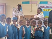 DP3AKB Deiyai Salaurkan BKB KIT ke TK Paud Yomeni, Dorong Peningkatan Pembelajaran Anak Pemerintah Kabupaten Deiyai melalui Dinas Pemberdayaan Perempuan, Perlindungan Anak, dan Keluarga Berencana (DP3AKB) mulai menyalurkan bantuan Bina Keluarga Balita (BKB) Kit, berupa alat bantu pembelajaran dan permainan edukatif, yang diawali dari TK PAUD Yomeni, pada Rabu, 14 Oktober 2026.