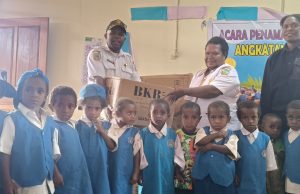 DP3AKB Deiyai Salaurkan BKB KIT ke TK Paud Yomeni, Dorong Peningkatan Pembelajaran Anak Pemerintah Kabupaten Deiyai melalui Dinas Pemberdayaan Perempuan, Perlindungan Anak, dan Keluarga Berencana (DP3AKB) mulai menyalurkan bantuan Bina Keluarga Balita (BKB) Kit, berupa alat bantu pembelajaran dan permainan edukatif, yang diawali dari TK PAUD Yomeni, pada Rabu, 14 Oktober 2026.