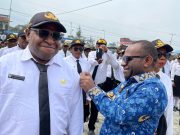 Bupati Deiyai Lepas Peserta Latsar CPNS dan Orientasi THK2 serta PPPK Tahun 2026, Tegaskan Pentingnya Disiplin dan Kepatuhan pada Aturan Bupati Deiyai memasang Pin Garuda kepada Philemon Keiya, salah seorang CPNS di lingkungan Pemerintah Kabupaten Deiyai, sebagai bagian dari rangkaian kegiatan pengangkatan dan pembinaan aparatur sipil negara (ASN). Momen ini menjadi simbol pengabdian, tanggung jawab, dan komitmen untuk melayani masyarakat serta membangun Kabupaten Deiyai - Doc, Tiiruu.com