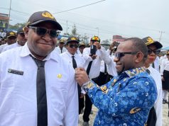 Bupati Deiyai Lepas Peserta Latsar CPNS dan Orientasi THK2 serta PPPK Tahun 2026, Tegaskan Pentingnya Disiplin dan Kepatuhan pada Aturan Bupati Deiyai memasang Pin Garuda kepada Philemon Keiya, salah seorang CPNS di lingkungan Pemerintah Kabupaten Deiyai, sebagai bagian dari rangkaian kegiatan pengangkatan dan pembinaan aparatur sipil negara (ASN). Momen ini menjadi simbol pengabdian, tanggung jawab, dan komitmen untuk melayani masyarakat serta membangun Kabupaten Deiyai - Doc, Tiiruu.com